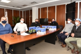 Imágen de ENACOM entreg de tablets +Simple a Organizaciones de Curas Villeros