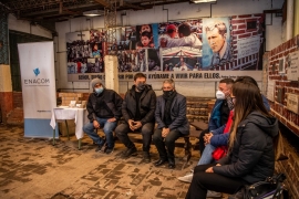 Imágen de Gustavo Lpez y Leandro Santoro entregaron tarjetas telefnicas en el Barrio 31