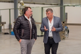 Imágen de Claudio Ambrosini recorri las instalaciones de una fbrica argentina de materiales para telecomunicaciones