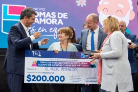 Imágen de Massa entreg tablets a centros de jubilados en Lomas de Zamora